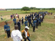 Nach einer großartigen Parade der “Pfadfinder” von der Missionskirche zu den neuen Klassenräumen der “Fr. Ouderaa-Secondary-School”
